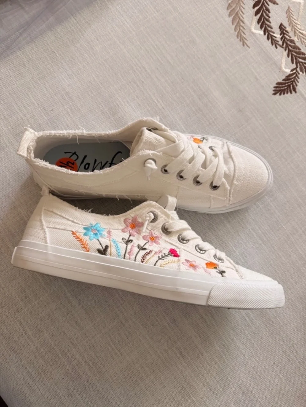 Blowfish Malibu Vivid White Floral Embroidered Sneakers Size 9.5